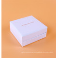 Verpacken schönes weißes Papierkastengeschenk für Schmuck mit Schaumeinsatz